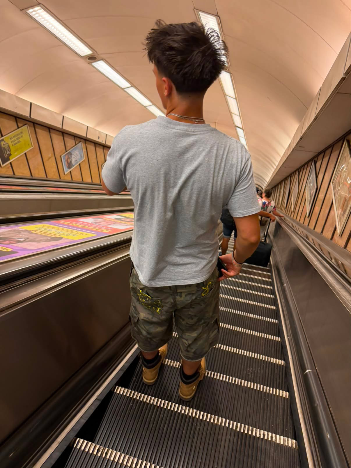 SENECA terepmintás cargo nadrág városi lookbook fotó mozgólépcsőn